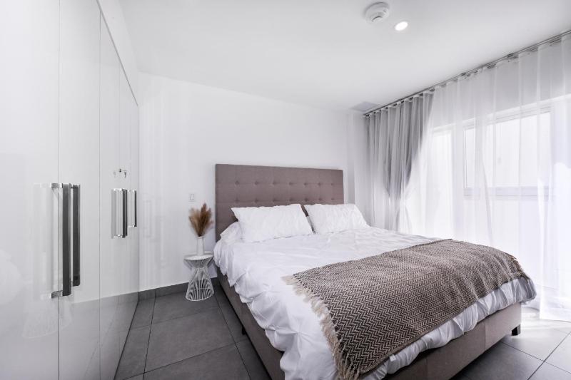 Stylish luxury condo central location ocean view pool - image 26