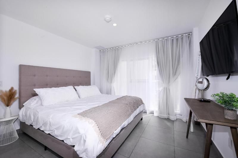 Stylish luxury condo central location ocean view pool - image 20