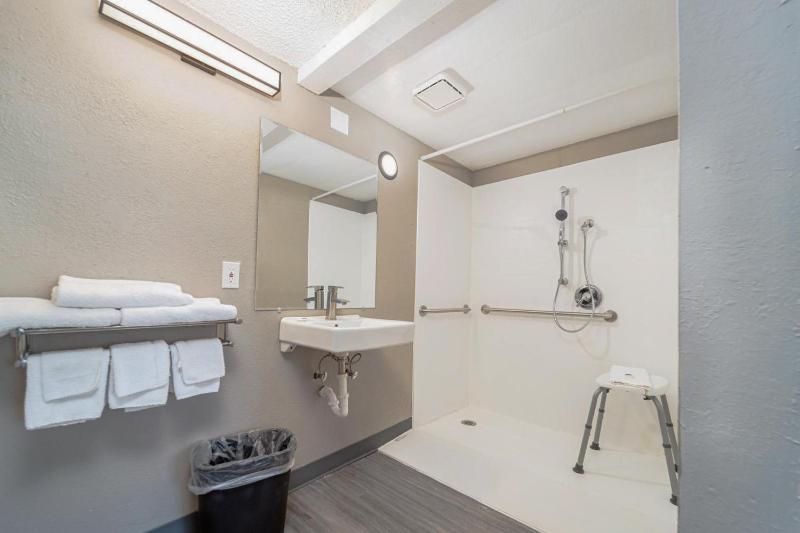 King Room with Roll-in Shower - Disability Access - Non-Smoking image 2