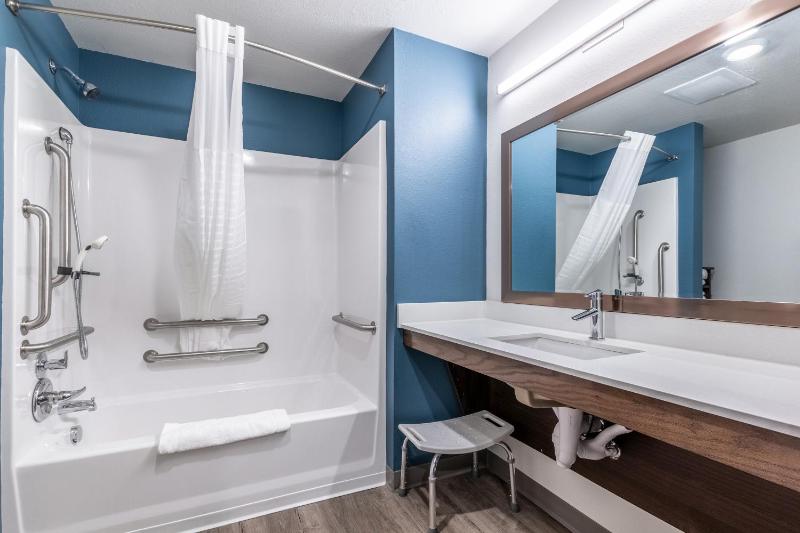 King Room with Tub - Accessible/Non Smoking image 3