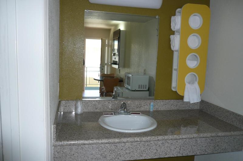 Queen Room - Non-Smoking image 3