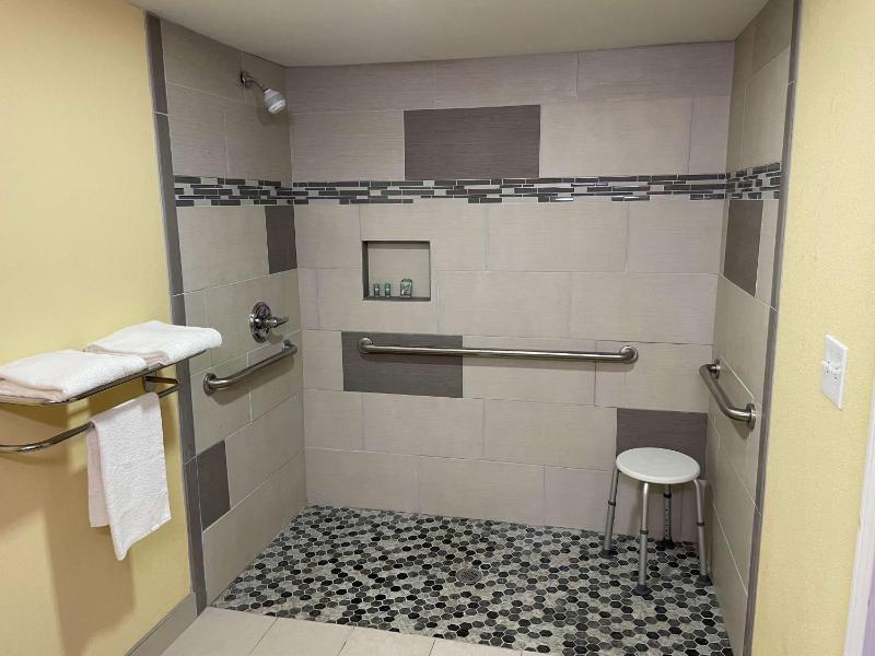 King Room  - Disability Access image 3