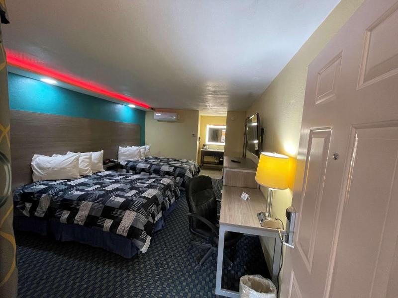 Double Room with Two Double Beds image 4