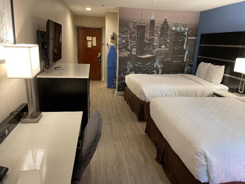 Standard Queen Room with Two Queen Beds - Non Smoking  image 3