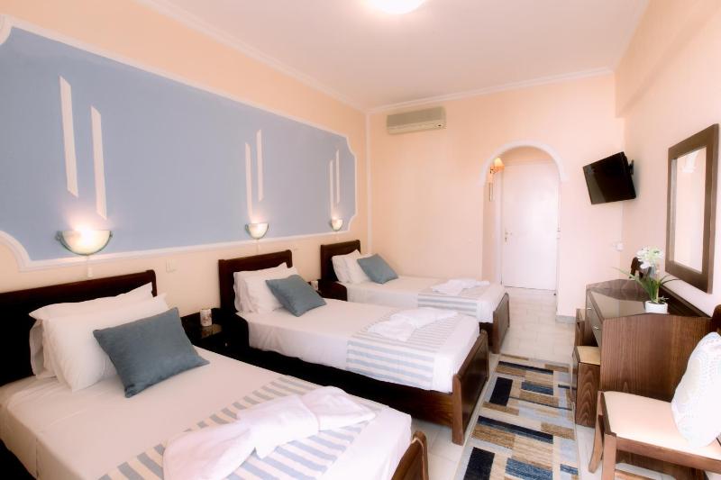 Quadruple Room with Sea View image 3
