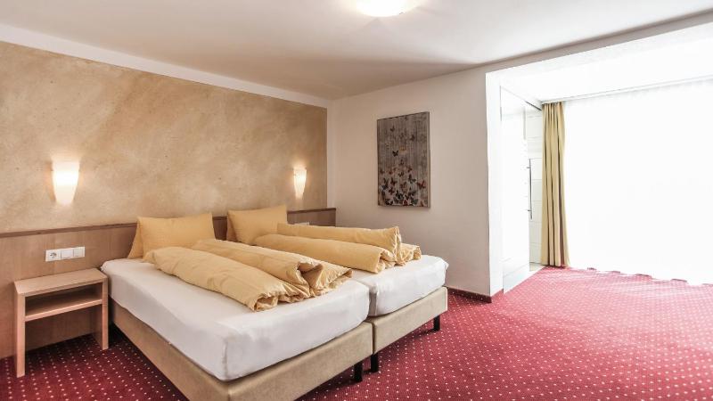 Triple Room with Balcony image 1