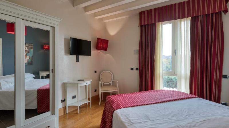 Double Room with Spa Bath image 4