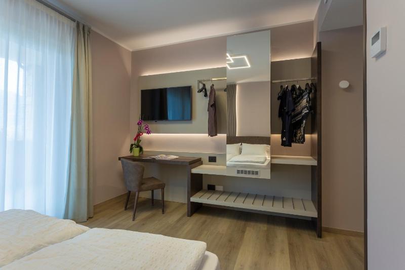 Superior Double Room with Balcony and Partial Lake View image 2