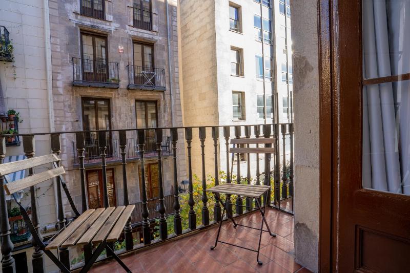 Double Room with Balcony image 4