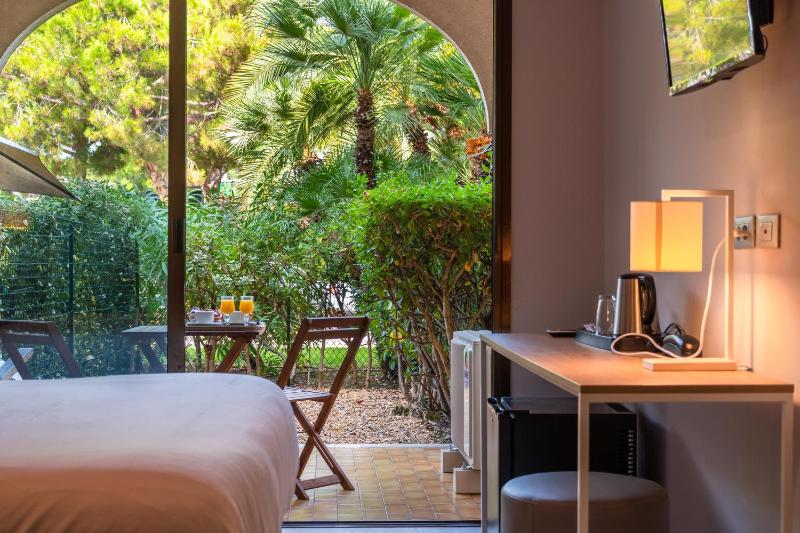 Double Room with little private garden image 4