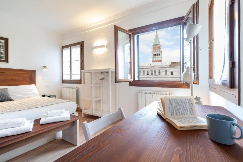 Deluxe Apartment image 1