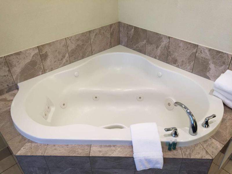King Room with Spa Bath - Smoking image 3