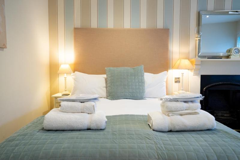 Deluxe Double Room image 2