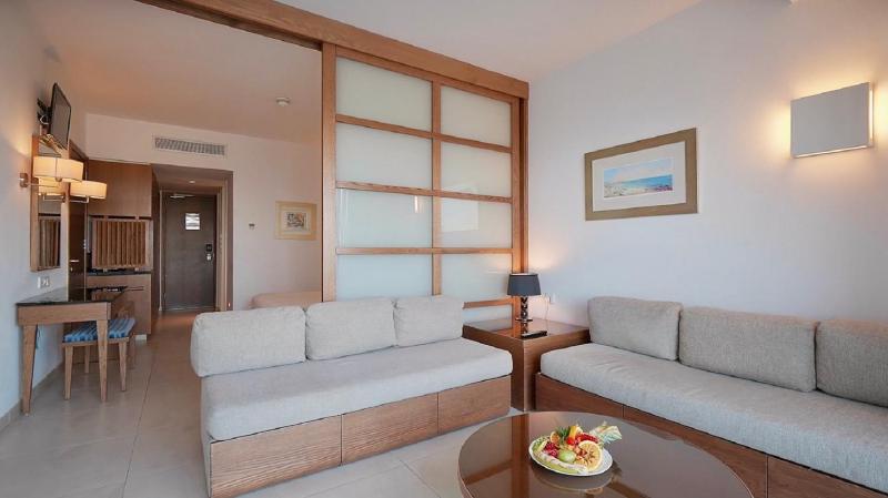 Junior Suite with Inland View image 4