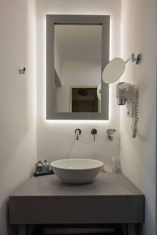 Premium Triple Room image 4