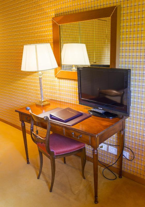 Standard Double Room image 3