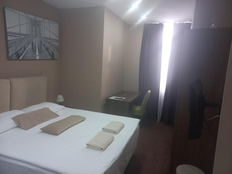 Triple Room with Garden View image 2