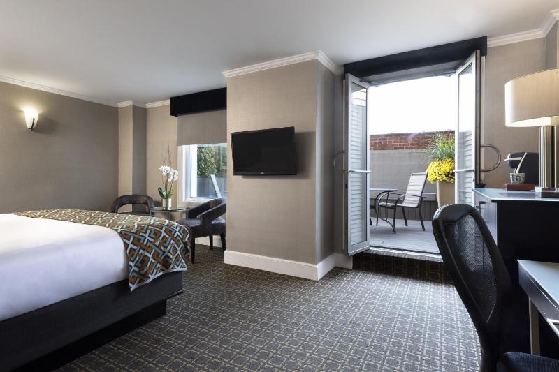 Premium King Room image 4