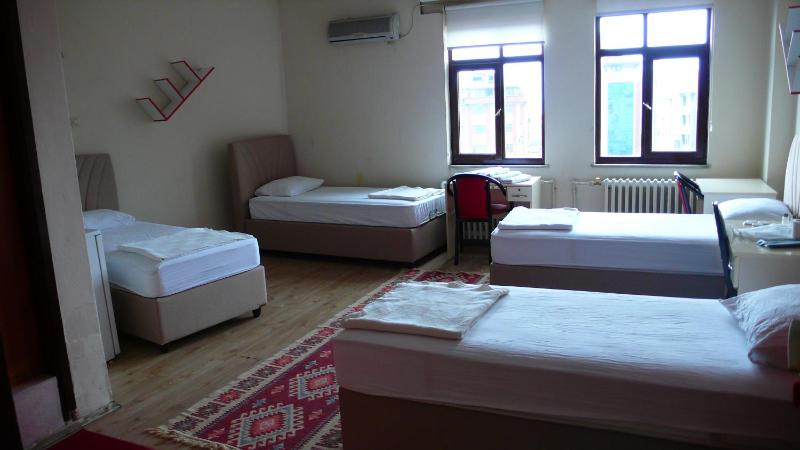Economy Quadruple Room image 3
