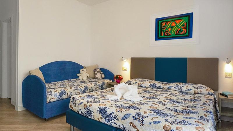 Triple Room with Balcony with Partial Sea View image 3