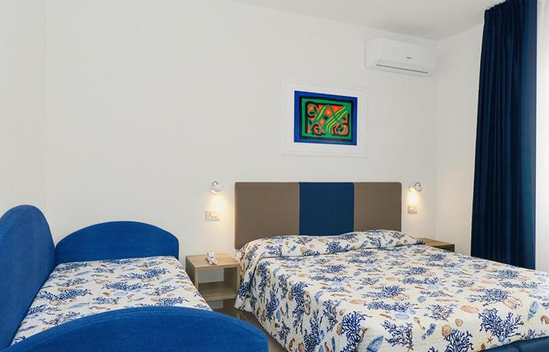 Triple Room with Balcony with Partial Sea View image 4