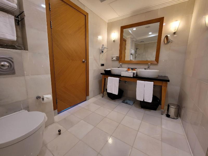 Junior Suite Non-Smoking Sea View image 2