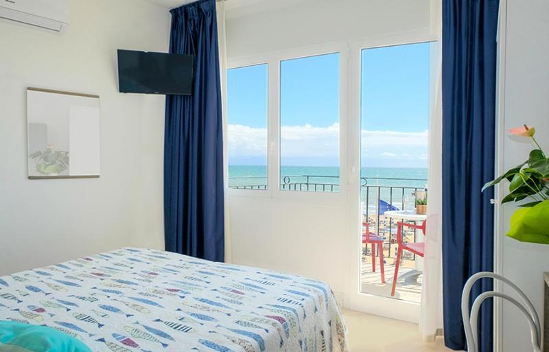 Family Room with Balcony and Sea View image 3