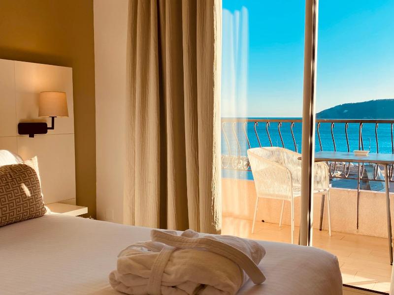 Superior double room with sea view balcony image 2