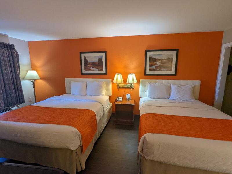 Queen Room with Two Queen Beds - Mobility Access/Non-Smoking image 3
