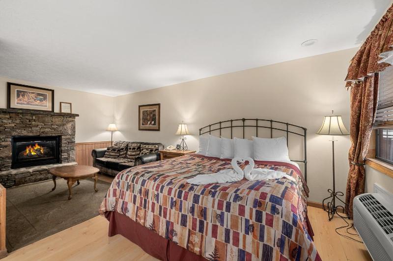 Deluxe King Suite image 1