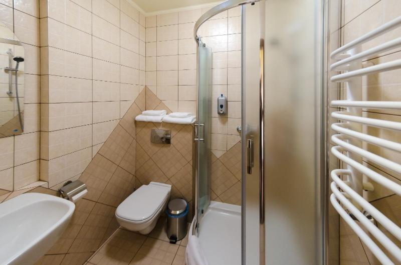 Standard Double or Twin Room image 4