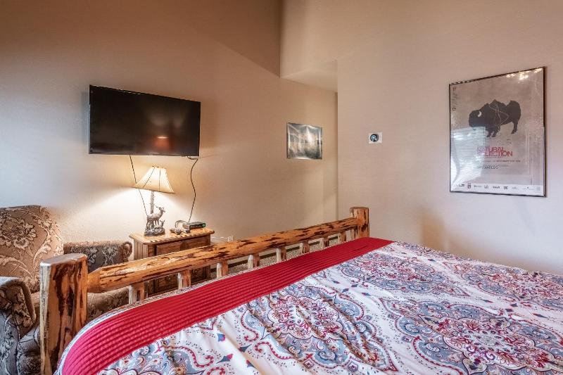 Mammoth Creek Townhome # 40 Updated 2 bedrooms and Loft 2 and half bath Steps to free town shuttle stop - image 20