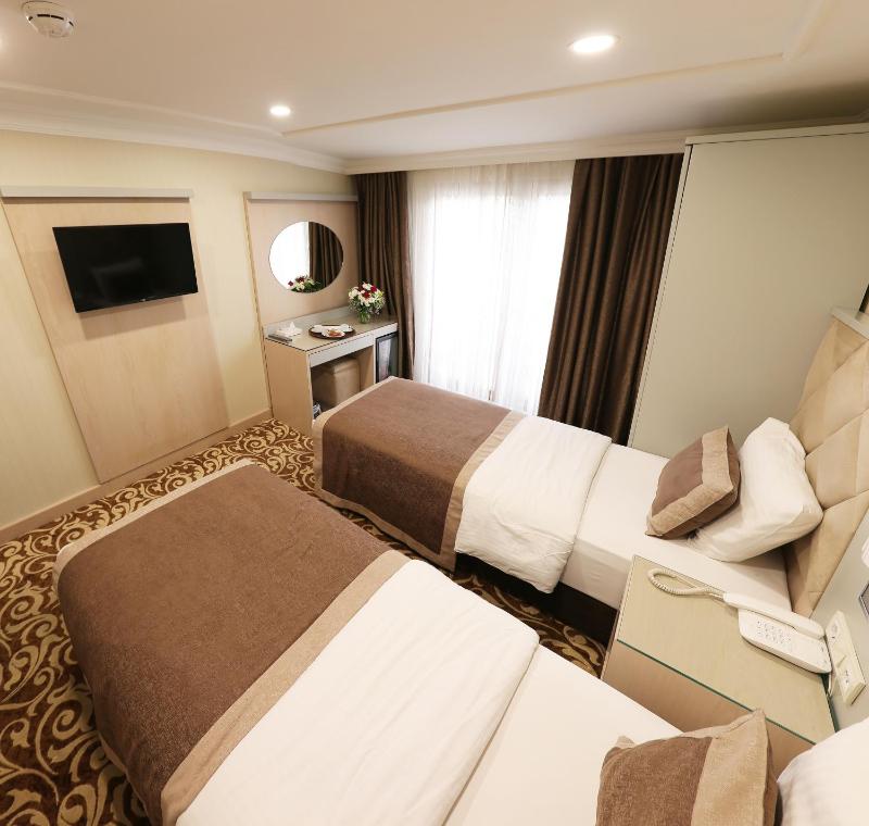Deluxe Double Room image 3