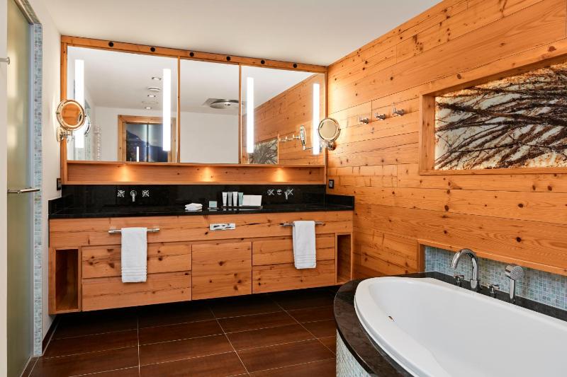 King One Bedroom Suite with Alpine View image 3