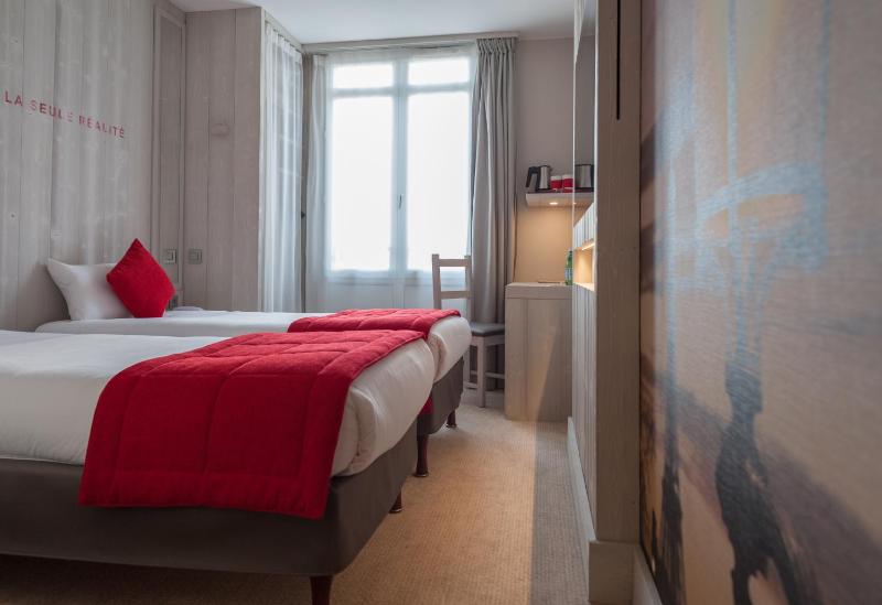 Standard Twin Room image 4