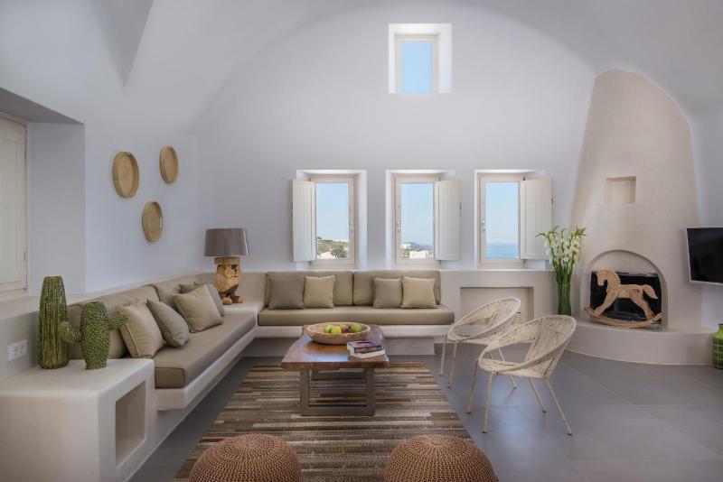 Exclusive One Bedroom Villa with Private Pool and Island View image 1