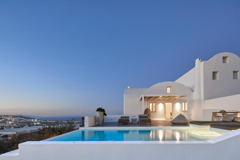Exclusive One Bedroom Villa with Private Pool and Island View image 3
