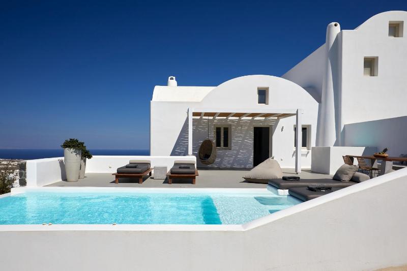 Exclusive One Bedroom Villa with Private Pool and Island View image 4