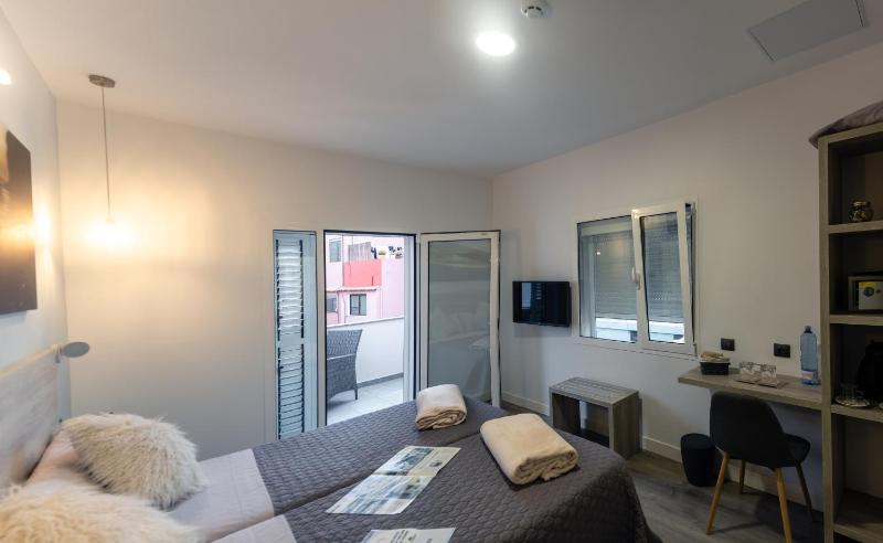 Double Room with Balcony image 4