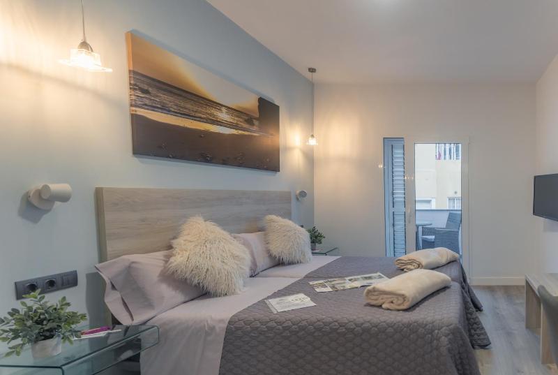 Double Room with Balcony image 2