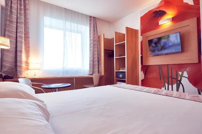 Standard Double Room image 4