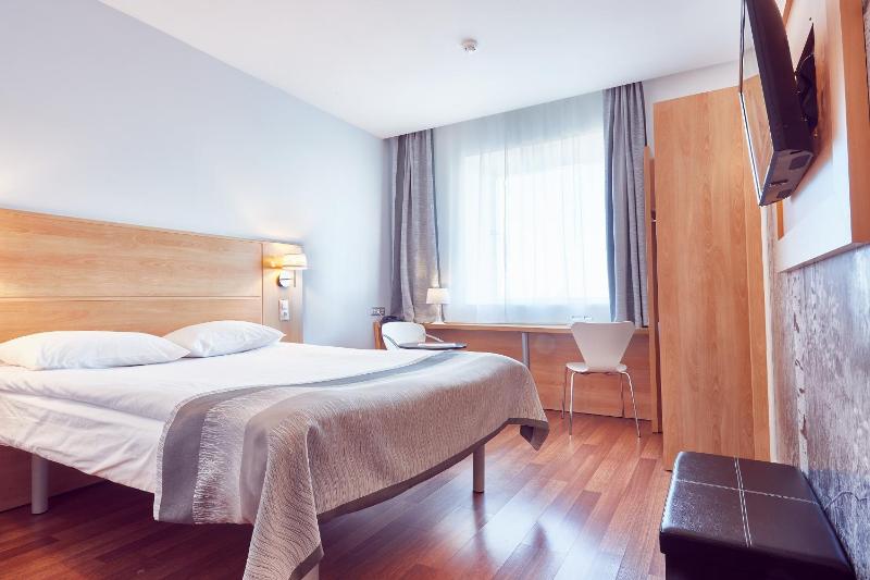 Standard Double Room image 3