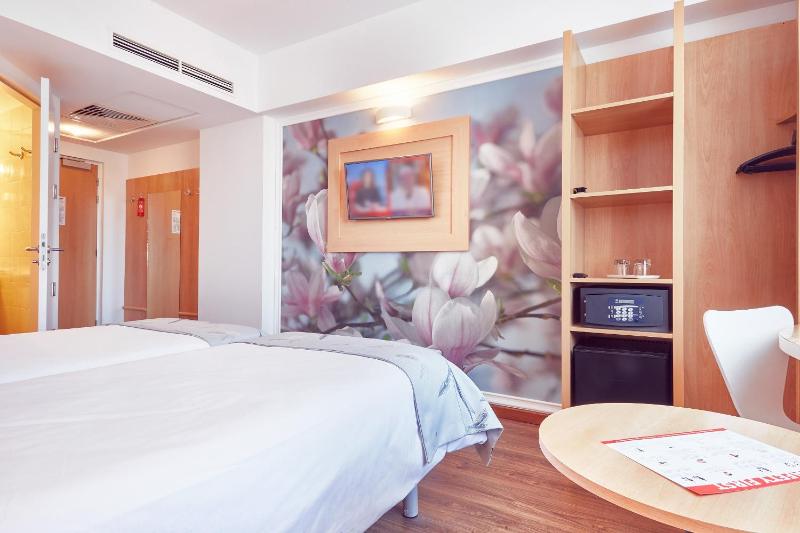 Standard Twin Room image 4
