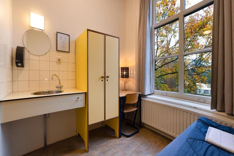Single Room with Private Bathroom and Shower image 4