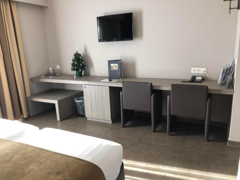 Standard Double Room with bath and shower image 4