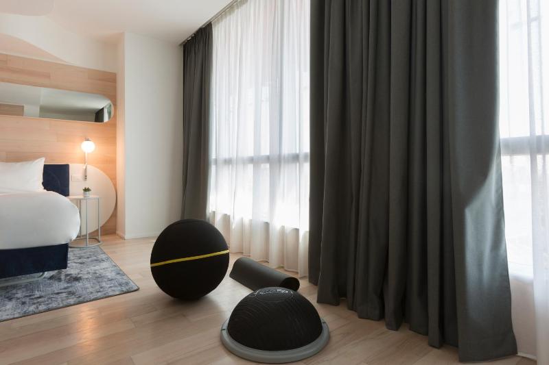 Premium King Room with City View image 4