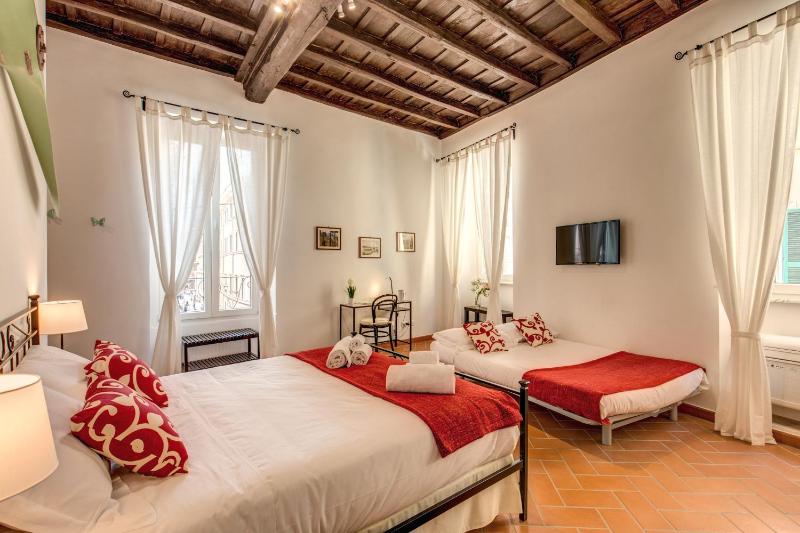 Deluxe Quadruple Room image 3