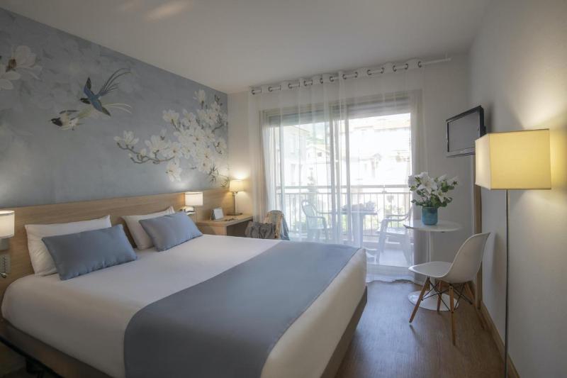 Hotel Chambord - image 3