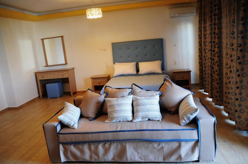 Quadruple Room with Side Sea View image 3