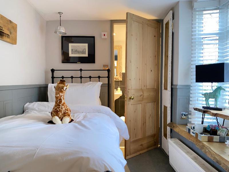 Single Room with Shower image 3